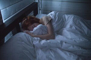 גלה טיפים מעשיים לשיפור איכות השינה שלך ולביסוס בסיס למנוחה טובה יותר.